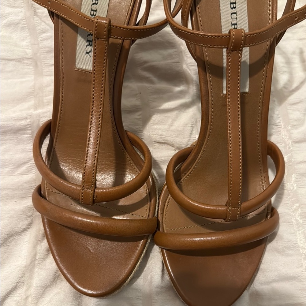 Burberry Tan Leather Heels Elegant Block Design - Picture 4 of 4